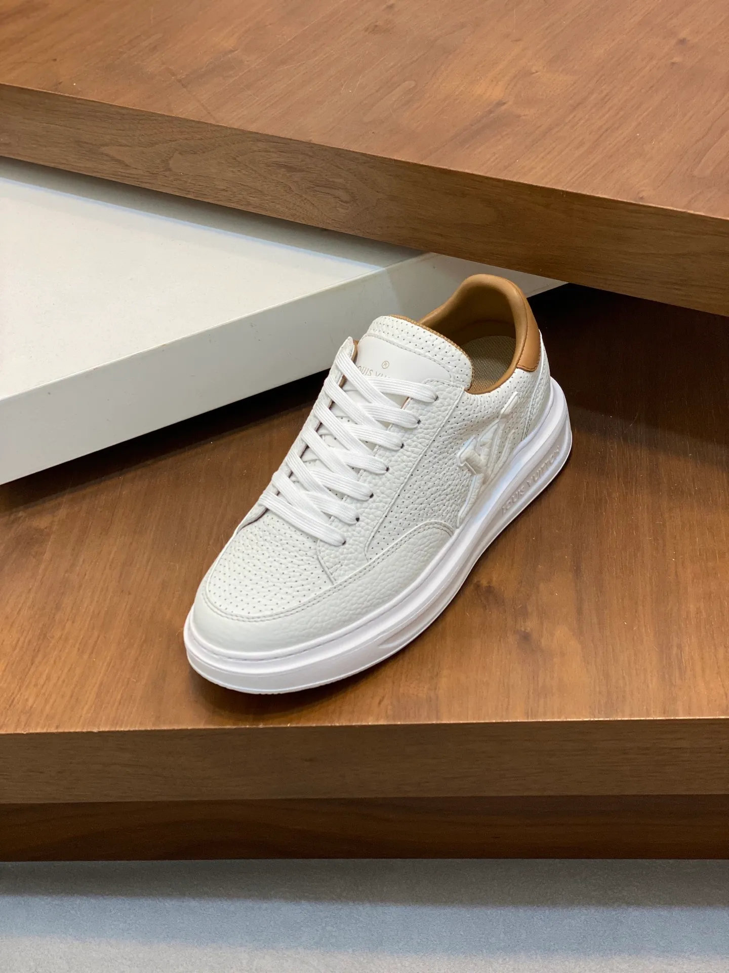 Factory Price: 400💰LV🔍Top Purchasing Agency🇮🇹 Lu Street Boy’s popular sports shoes counter synchronized, uppers imported from Italy cowhide fabric, high-quality complex splicing crafts, imported water-dyed cowhide lining cowhide feet Sole: Original sole provided by the original factory, T men's men's shoes 💰U exclusive movable molded sole, super comfortable, original factory follow-up goods, 🔍🔍high quality, can be entered and exited the counter at will, welcome to compare, code number 39-44 (order 38 45)